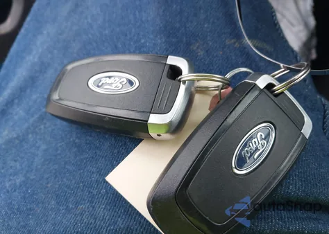 2020 Ford Escape Titanium z USA, uszkodzony, nr VIN 1FMCU9J96LUB97509